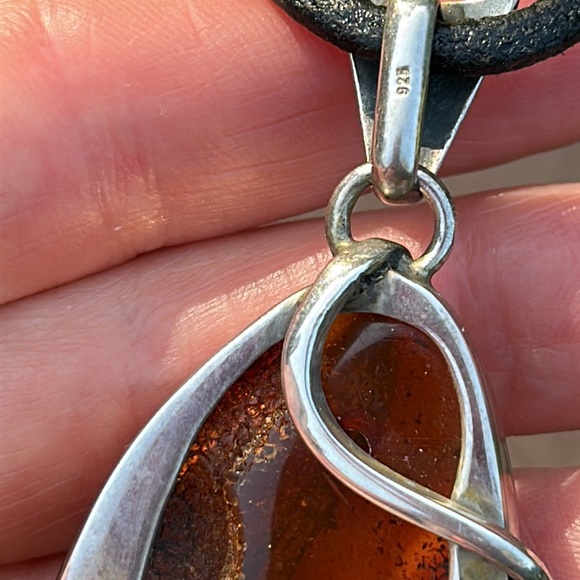 Amber pendant with leather necklace - Picture 12 of 14